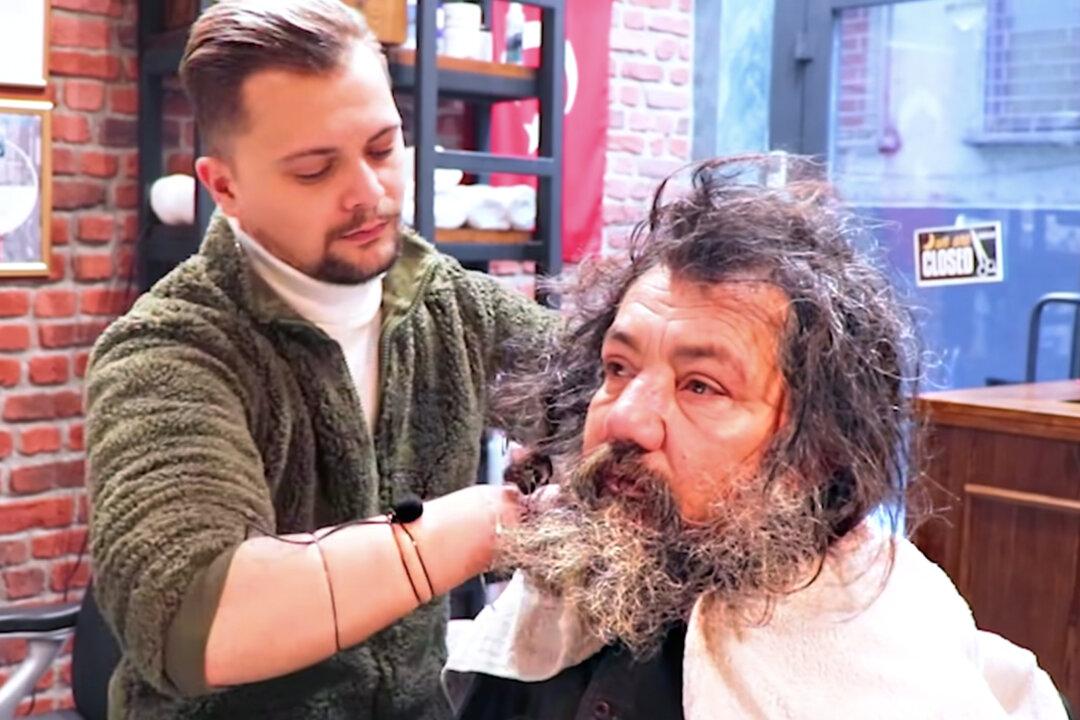 Barber Gives Homeless Man His First Haircut in Years, Looks Totally Unrecognizable