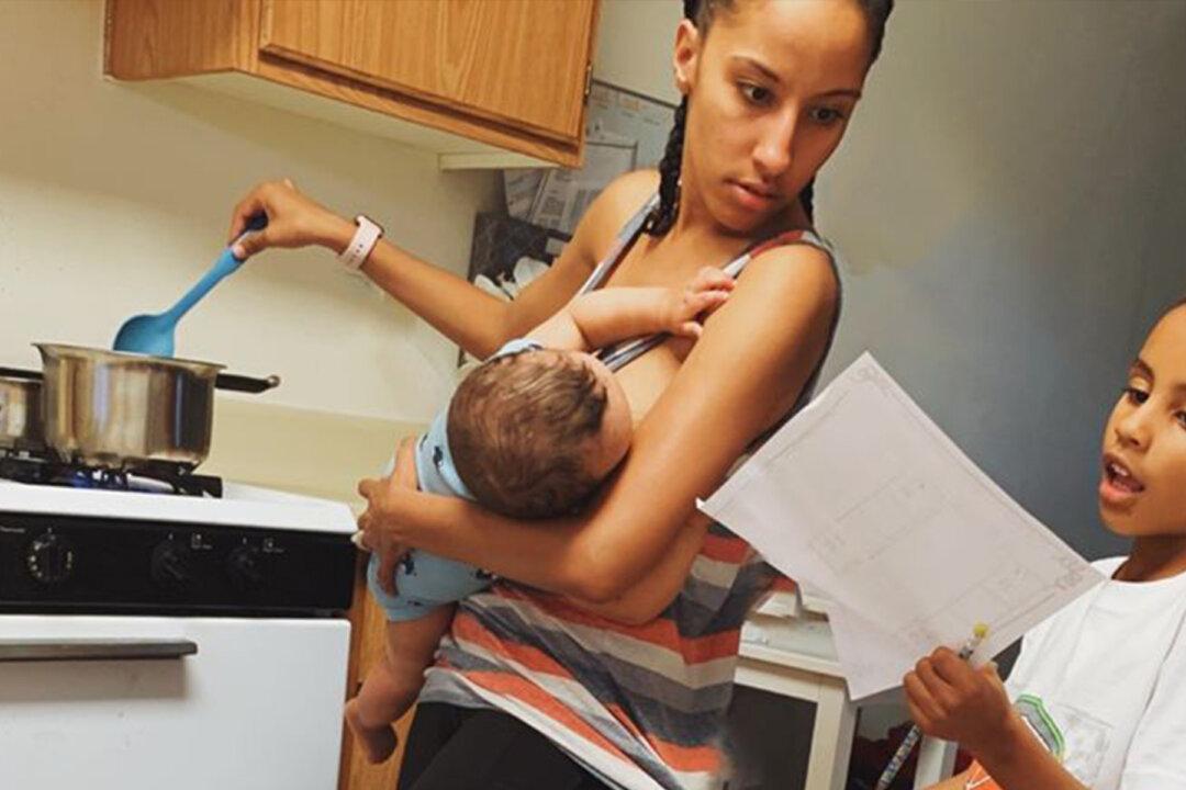 Busy Mom Gets Trolled for Posting Photo With 4 Kids–Then She Fires Back on Facebook