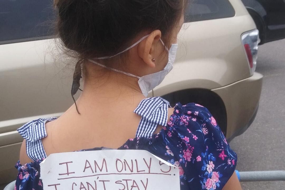 Mom Puts Sign on Daughter’s Back in Grocery Store for Would-Be Social Distance Shamers