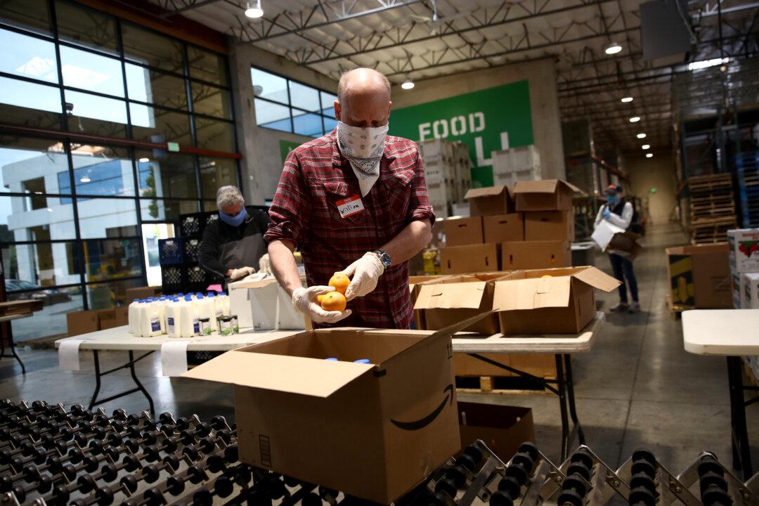 Thousands of Americans Turn to Food Banks Amid Mass Unemployment
