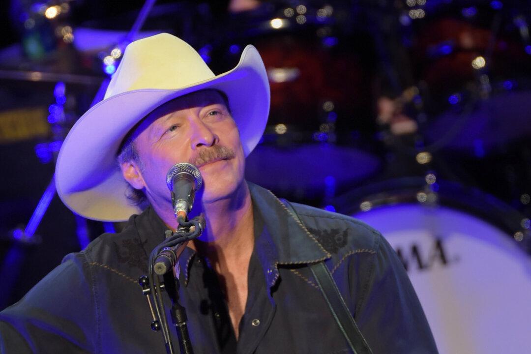 Alan Jackson’s ‘Turn Your Eyes Upon Jesus’ Brings Comfort Amidst CCP Virus Panic