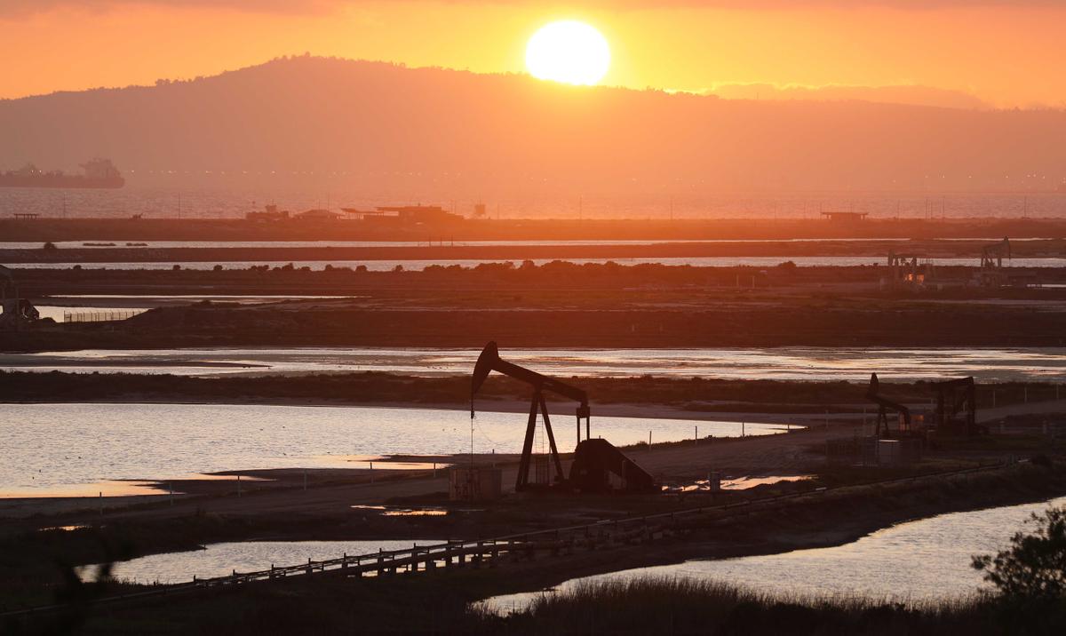 Top Oil Companies Sharply Slow Search for New Fossil Fuels