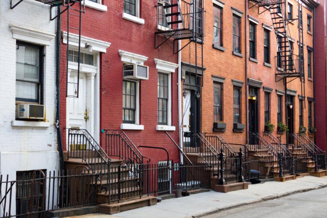 Landlord Who Owns 80 Apartments Waives Rent for Hundreds of Tenants Amid CCP Virus