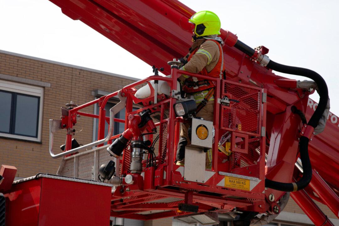 Dying Man’s Family Say Last Goodbyes As Firemen Lift Them to Care Home’s 4th-Floor Window