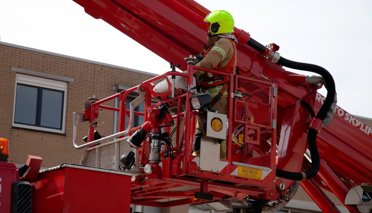 Dying Man’s Family Say Last Goodbyes As Firemen Lift Them to Care Home’s 4th-Floor Window