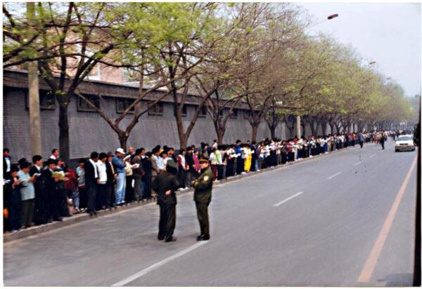 More than 10,000 Falun Gong practitioners gather on Fuyou Street in Beijing on April 25, 1999. (Courtesy of Minghui.org)