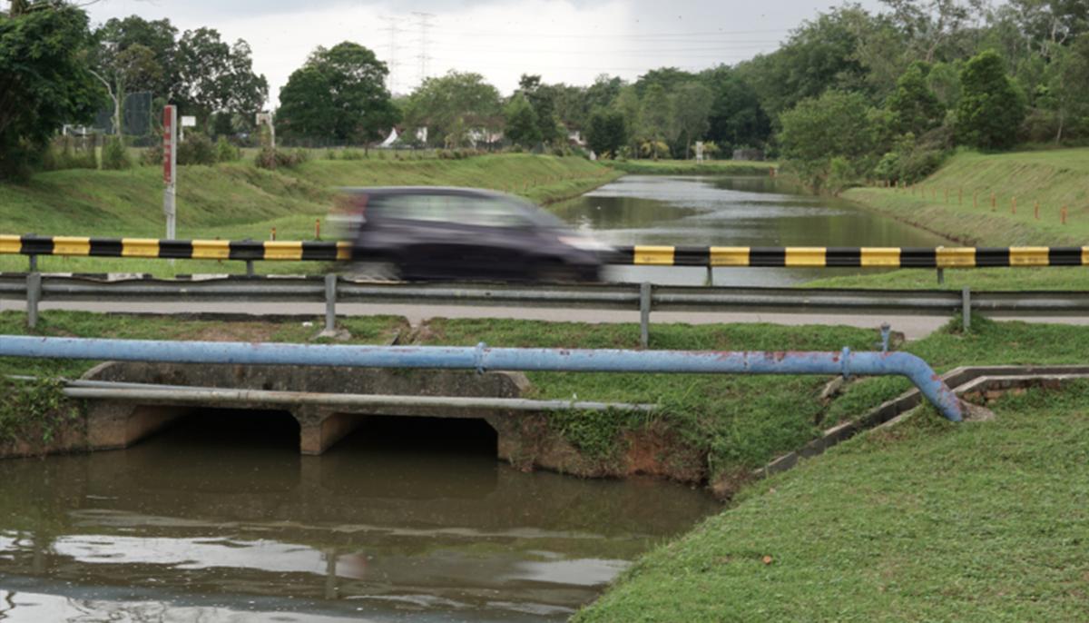 Man Drives Off Bridge Into Canal 10 Minutes After Passing Drivers Test in China
