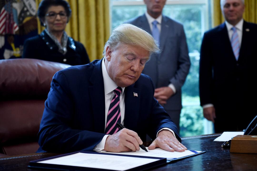 Trump Signs Bill With Nearly $500 Billion More in CCP Virus Aid