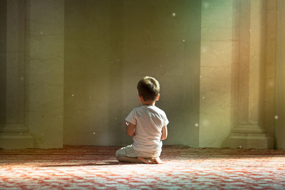 Moving Photo of Peruvian Boy, 6, Praying on His Knees for End to the Pandemic Goes Viral