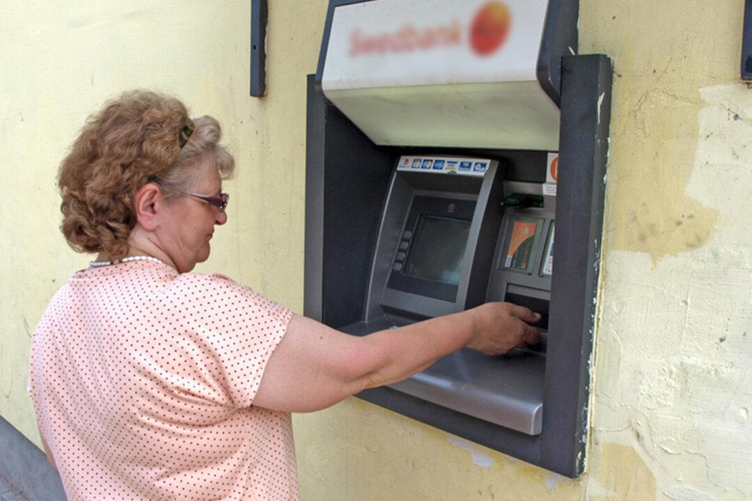 81-Year-Old Woman in UK Fights Off Would-Be Mugger Trying to Steal Her Bank Card at ATM