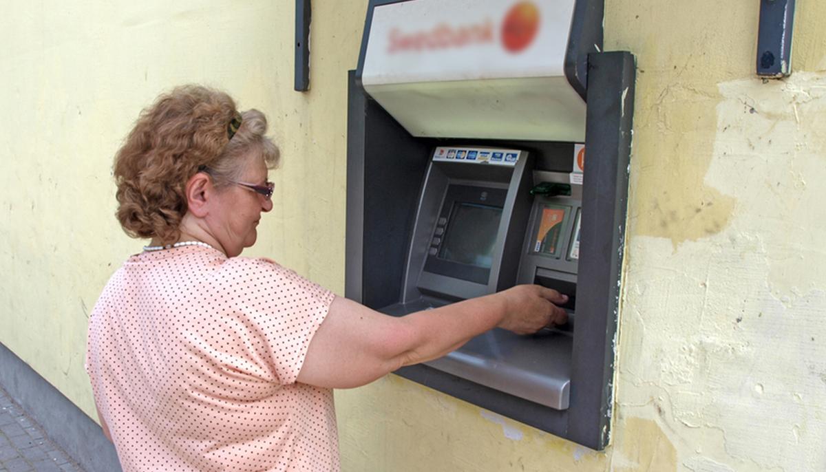 81-Year-Old Woman in UK Fights Off Would-Be Mugger Trying to Steal Her Bank Card at ATM