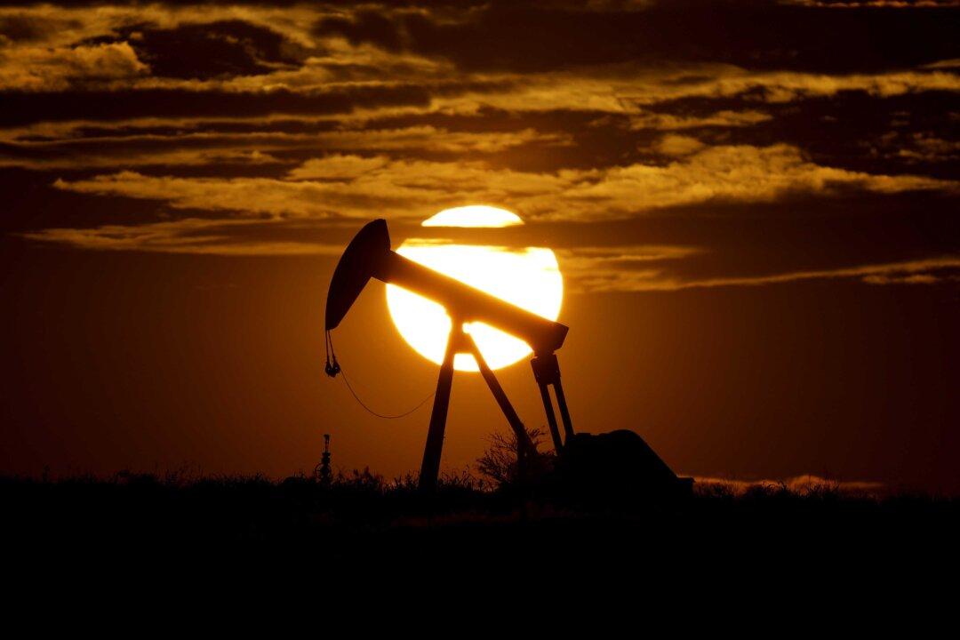 Oil Heads for Another Weekly Gain on Demand Hopes and Shut-Ins