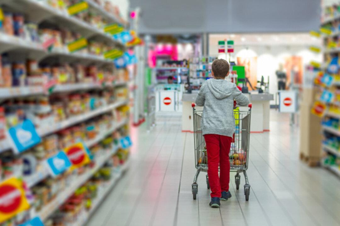 ‘I'll Cut You Up’: Teen Threatens Supermarket Staff, Forced to Apologize When Dad Sees Him in Online Video