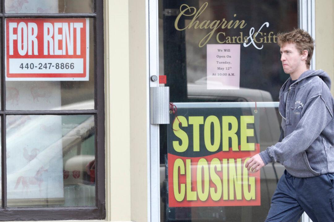 US GDP Suffers Record Collapse, Jobless Claims Point to Stalling Recovery