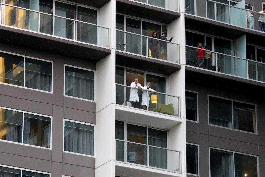 Repatriated Aussies Enjoy Hotel Concert After Finishing Quarantine