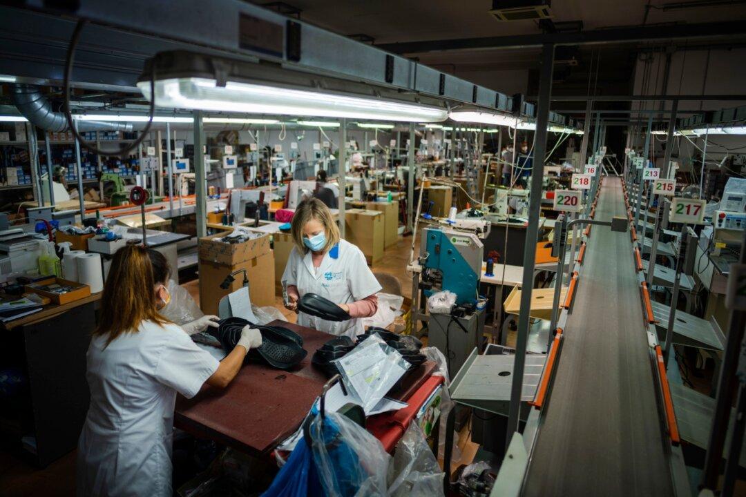 As Italy Eases Lockdown, US Haltingly Lifts Some Restrictions