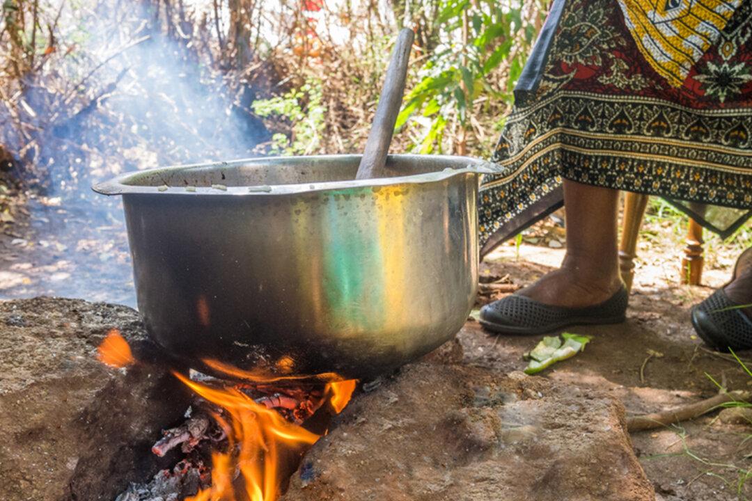 Kenyan Mom of Eight Receives Donations After ‘Cooking’ Stones for Her Starving Kids