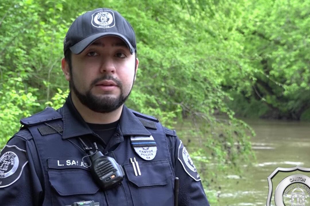 Police Officer Dives Into Freezing River to Save Two Drowning Teens Clinging to Branches, Hailed a Hero