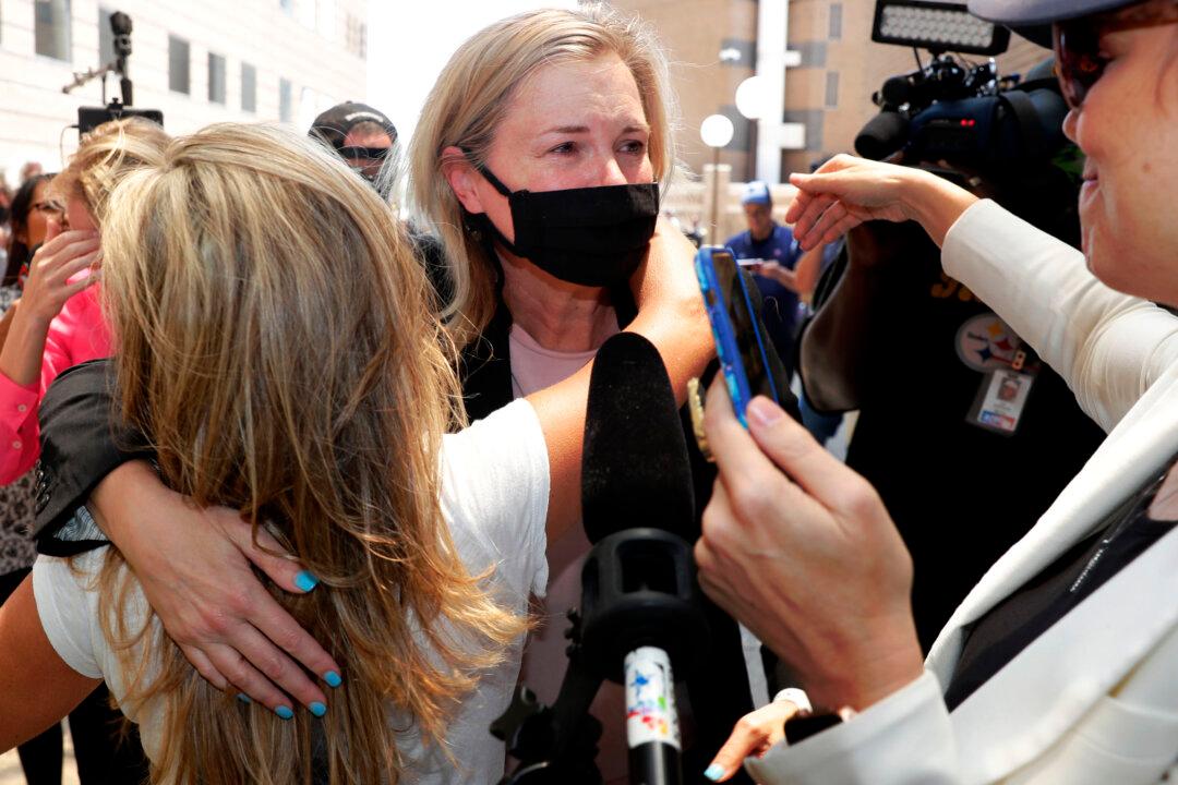 Texas Salon Owner Jailed for Defying Governor’s Shutdown Order Freed