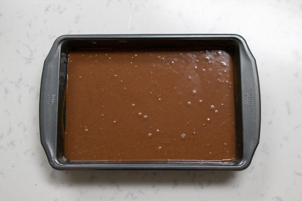 Mix the batter well until smooth. (Chung I Ho/The Epoch Times)