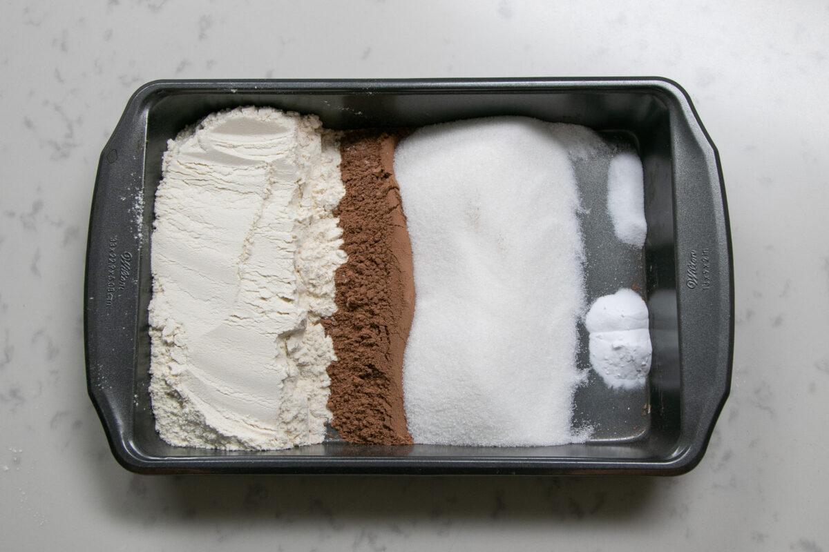 Combine the dry ingredients directly in the pan. (Chung I Ho/The Epoch Times)