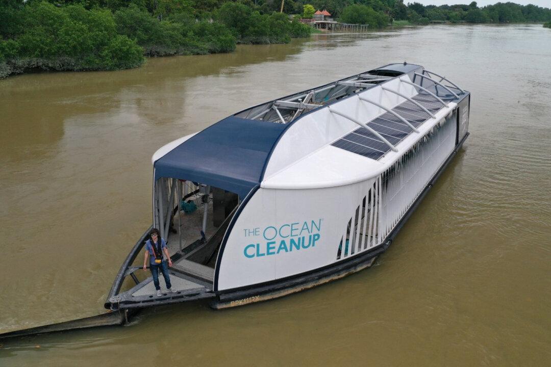 Man Creates Solar-Powered Barge That Picks Up Plastic Before It Even Reaches the Oceans