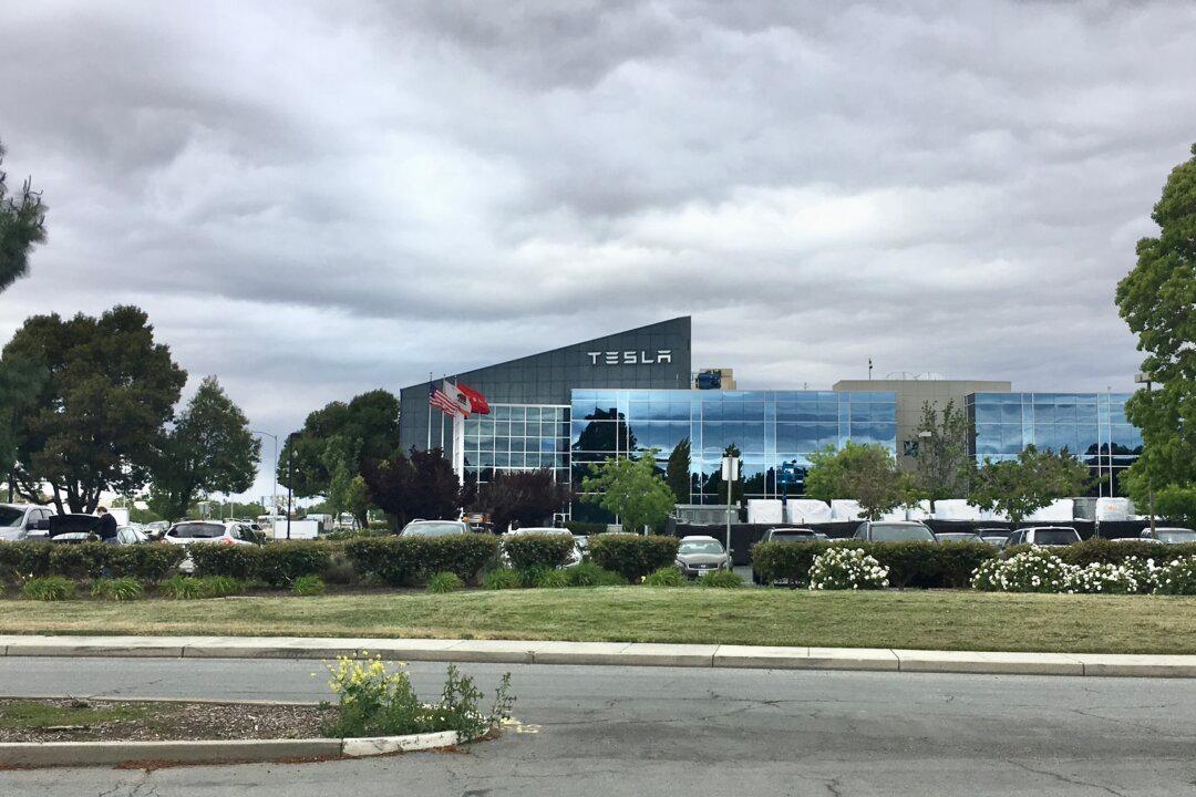 Tesla’s Musk Says Ready for Arrest as He Reopens California Plant Against Local Order