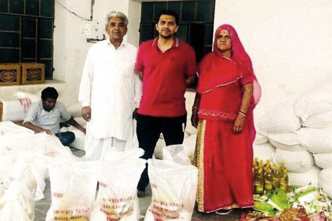 Indian Farmer Couple Spends Life Savings to Feed 7,000 Poor Families Amid CCP Virus