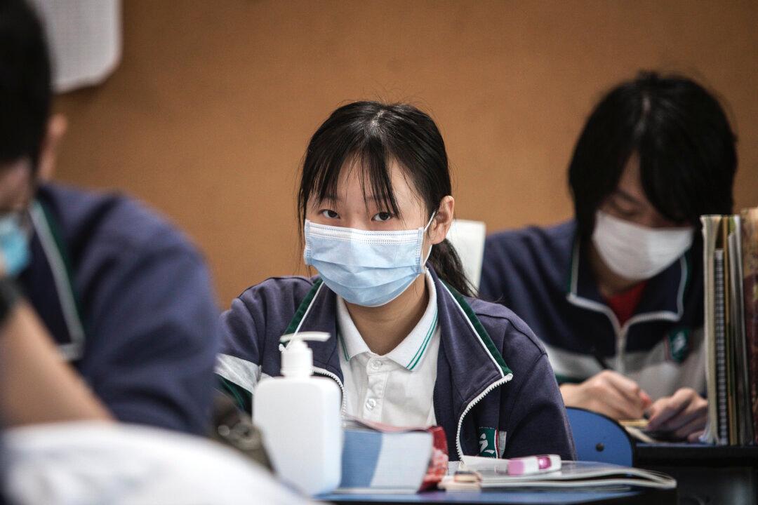 College Students Protest Harsh COVID-19 Lockdown Measures in Xi'an, China