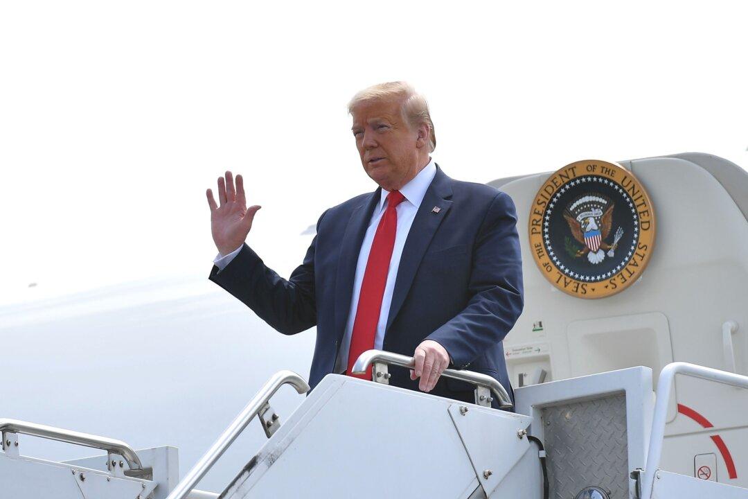 Trump Looking ‘Very Strongly’ at Chinese Stocks on US Exchanges