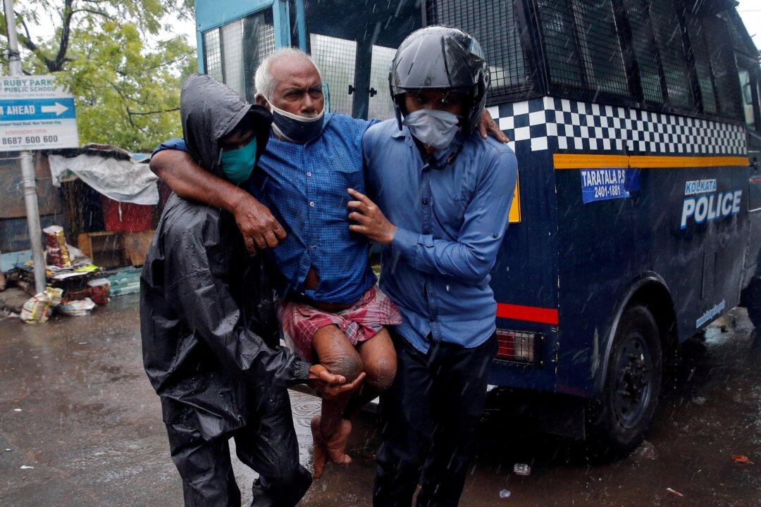 Cyclone Kills 14 in India, Bangladesh Leaving Trail of Destruction