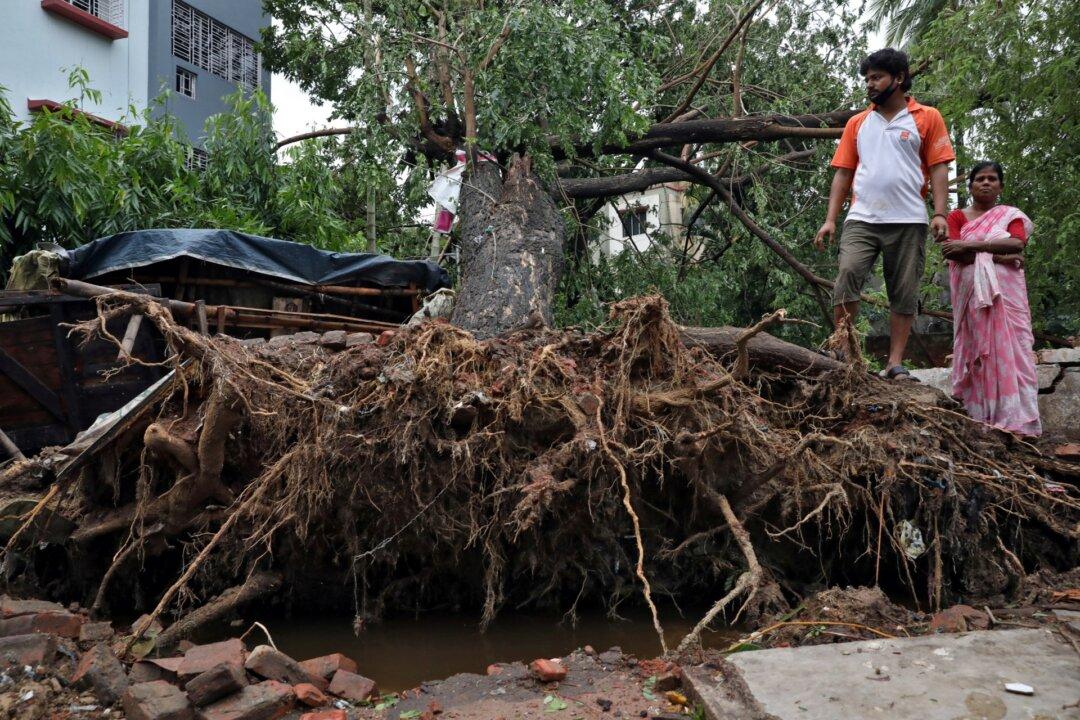 Cyclone Kills at Least 82 in India and Bangladesh, Flooding Lowlands