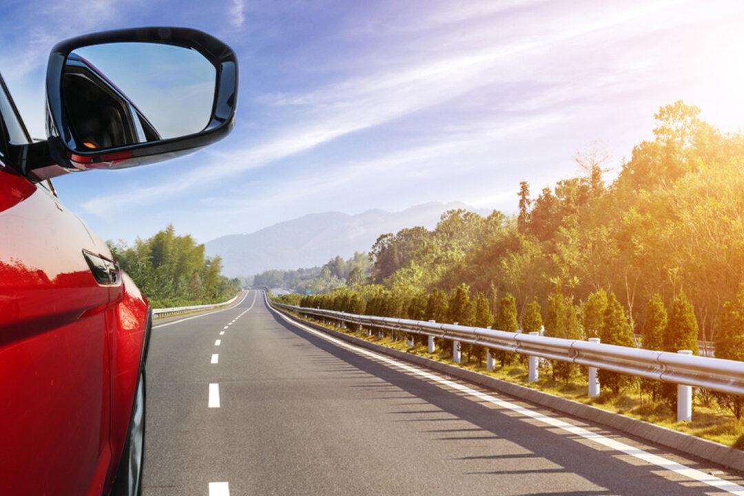 Family Finds Bags With Nearly $1 Million in Cash on the Road, Calls Police Upon Discovery