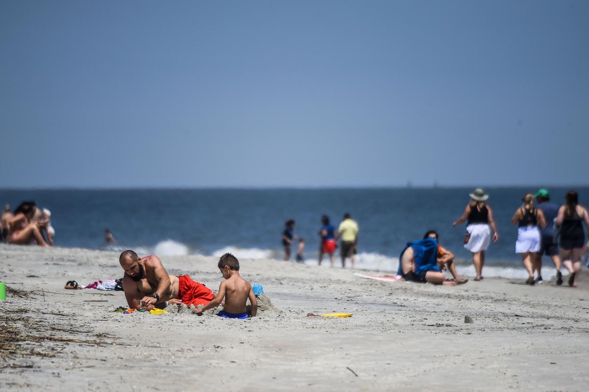 Memorial Day Weekend: Americans Visit Beaches and Attractions With Pandemic Warnings in Mind