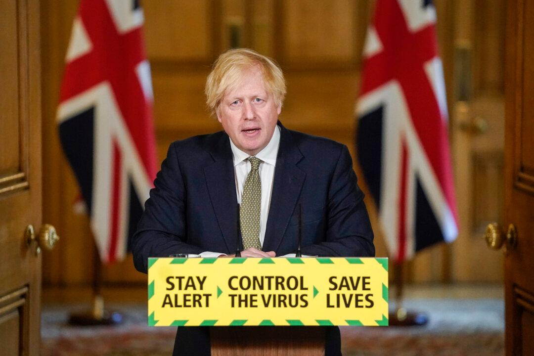 UK’s Boris Johnson Stands by Aide Over 250-Mile Lockdown Trip