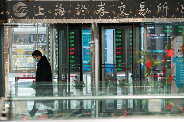 A security guard wears a mask when standing in front of the front gate of Shanghai Stock Exchange Building in Shanghai on February 3, 2020. (Yifan Ding/Getty Images)