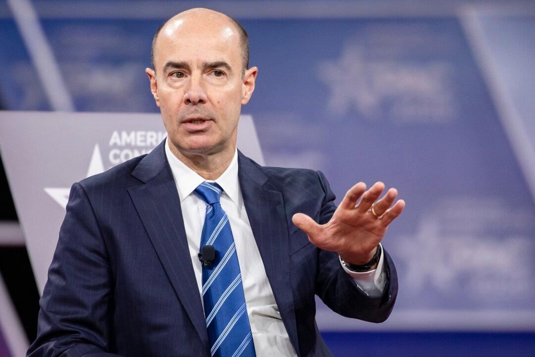 Labor Secretary Says Cut Regulations to Heal US Economy