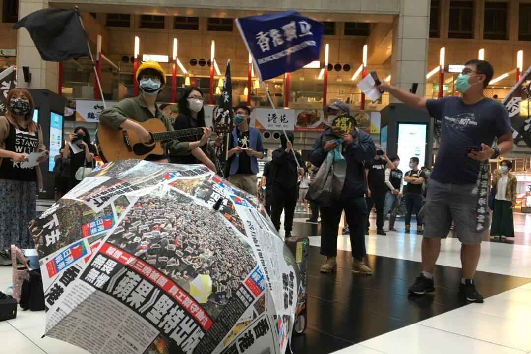 Taiwan Pledges Help for Fleeing Hongkongers, Riles China