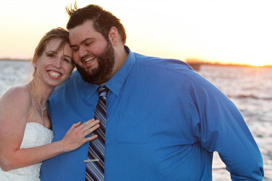 Obese Man Loses 300lb in 15 Months Before Marrying High School Sweetheart