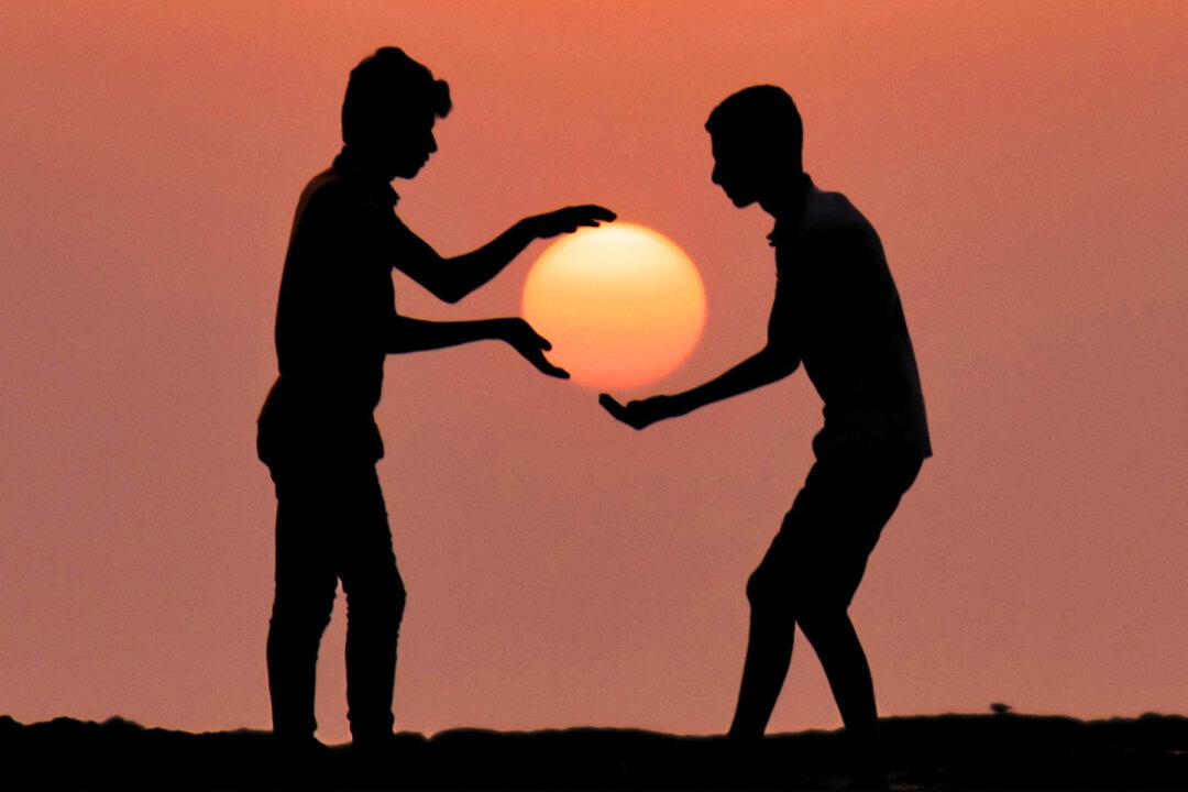Indian Photographer Creates Spectacular Silhouette-Sunset Illusions on Beach