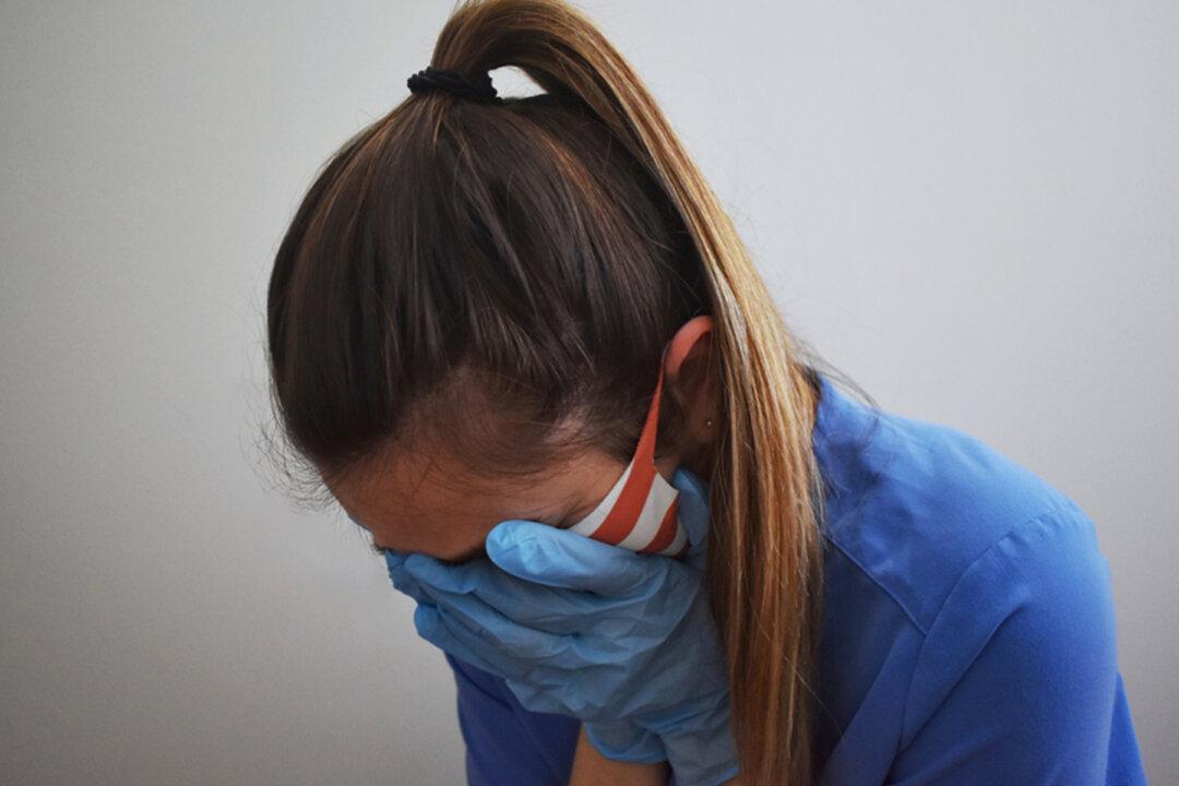Uniformed Care Worker in UK Reduced to Tears by Shopper Accusing Her of ‘Spreading Germs’