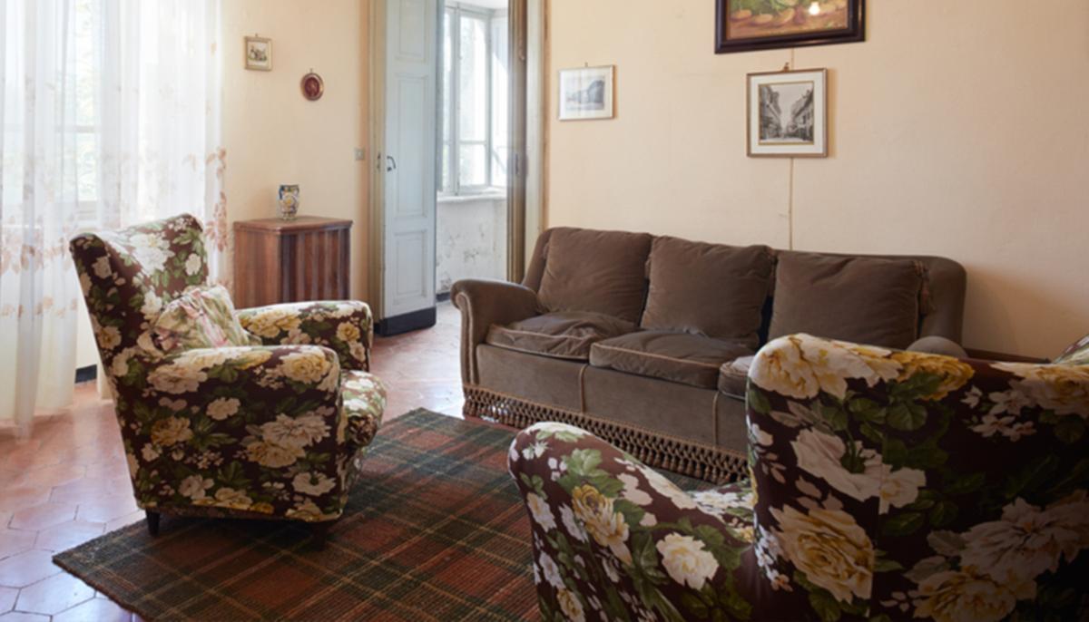 Man Finds $43,000 Hidden Inside Thrift Store Couch, Returns Stash to Original Owner