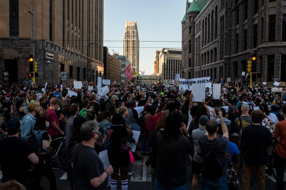 Minnesota Governor Apologizes for Arrest of CNN Reporter Covering Protests