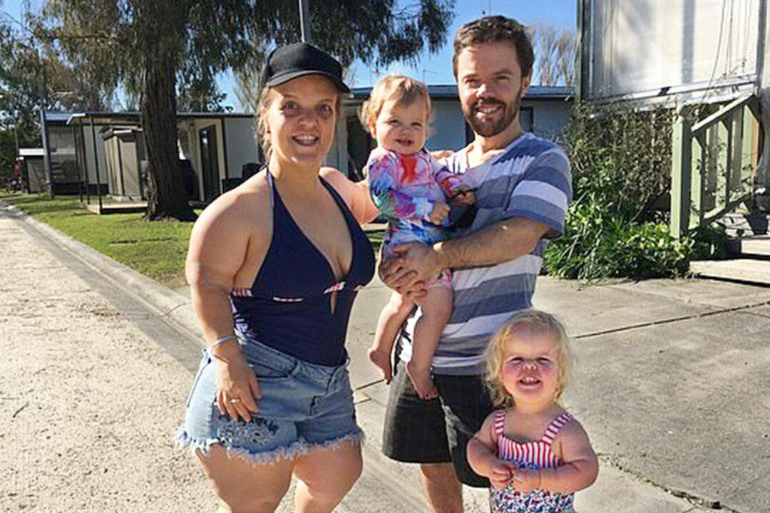 Couple With Dwarfism Raise Eyebrows When 2nd Daughter Born Without Dwarfism