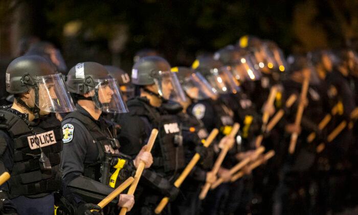 Officer Shoots Projectiles at News Crew During Kentucky Protests