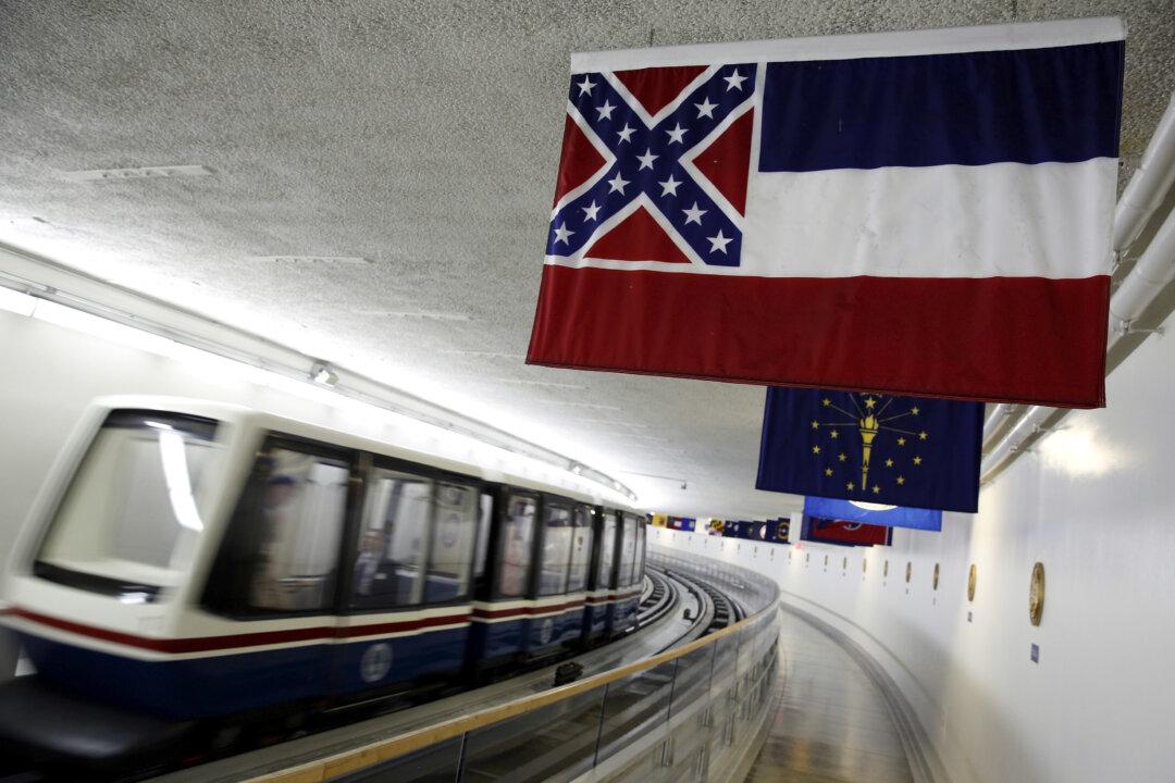 Mississippi Governor Signs Bill Removing State Flag With Confederate Emblem