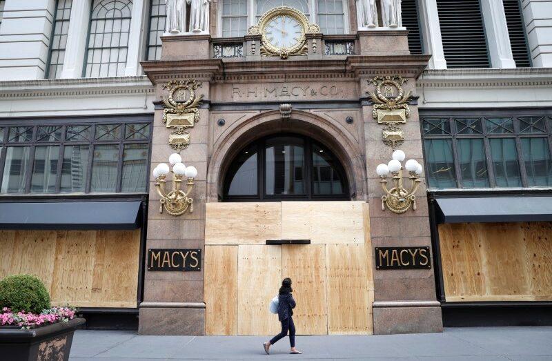 Iconic New York Macy’s Looted in Chaotic Night of Smash-and-Grab Thefts