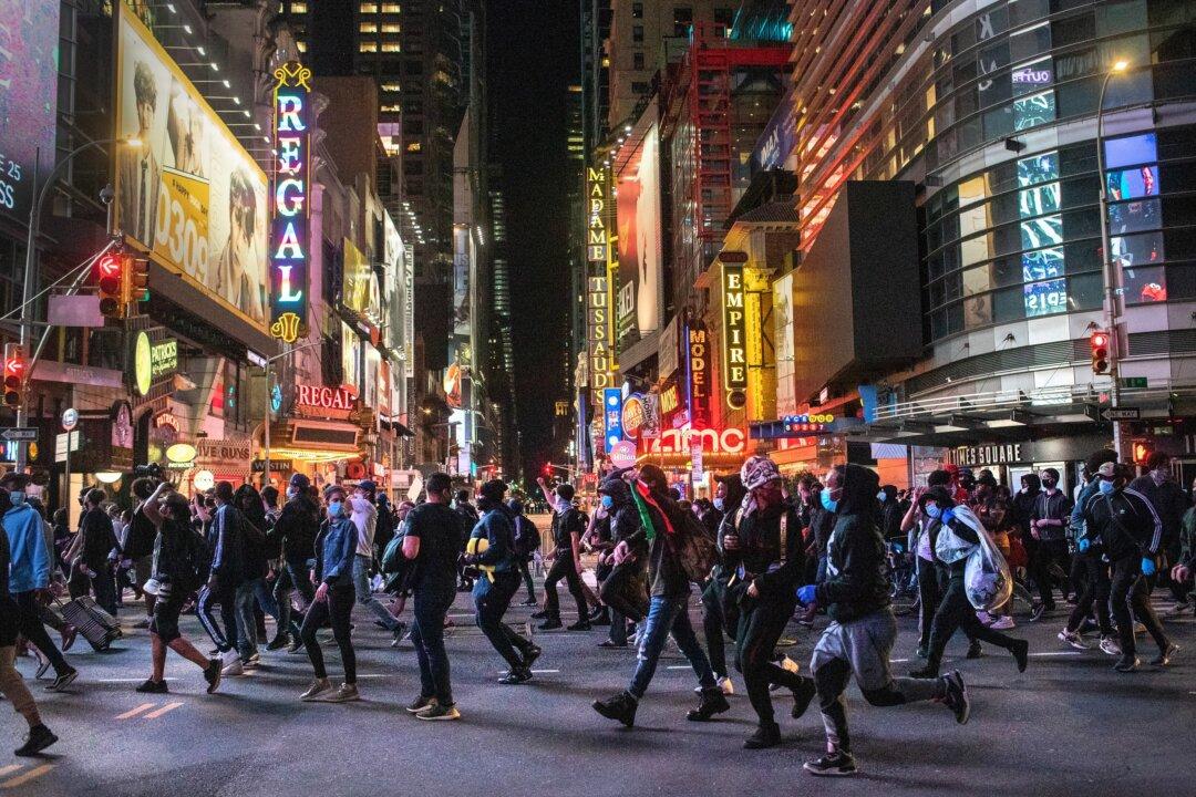 Police Officers Rammed by Cars in New York Amid Riots