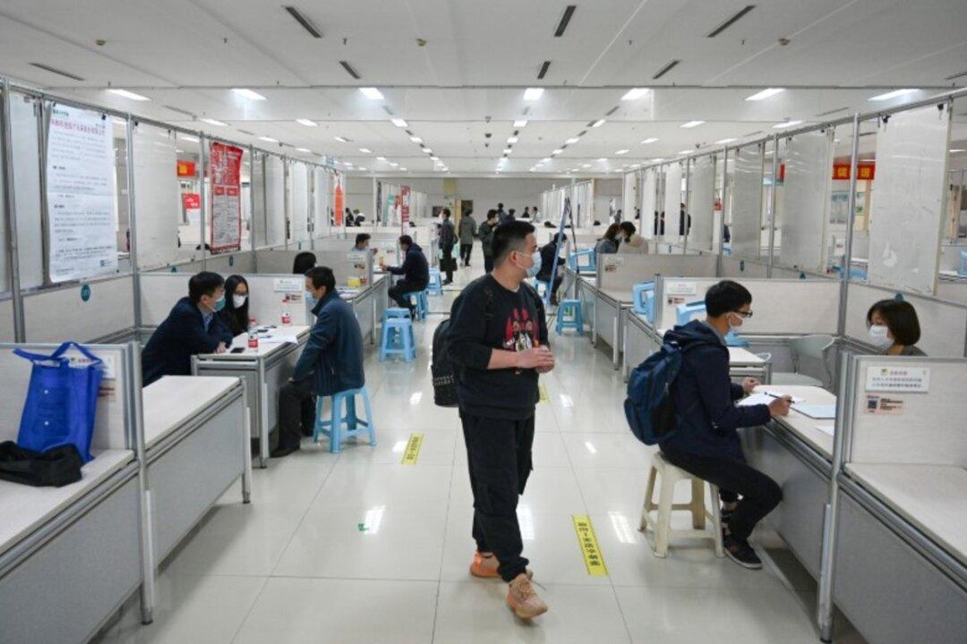 China’s Services Sector Bounces Back Into Growth, Job Losses Continue: Caixin PMI