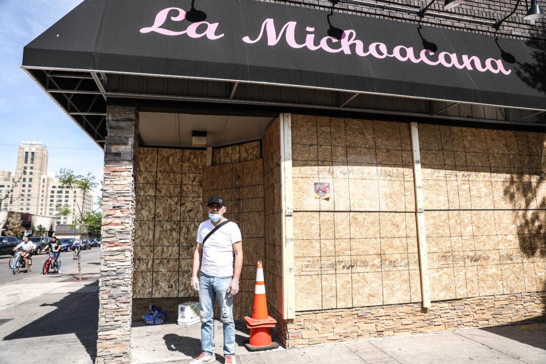 Amid Riots, Ice Cream Shop Owner Stands Outside, Pleads With Looters for 3 Nights